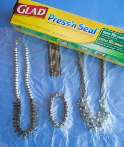 cling-film-jewellery-storage-tip