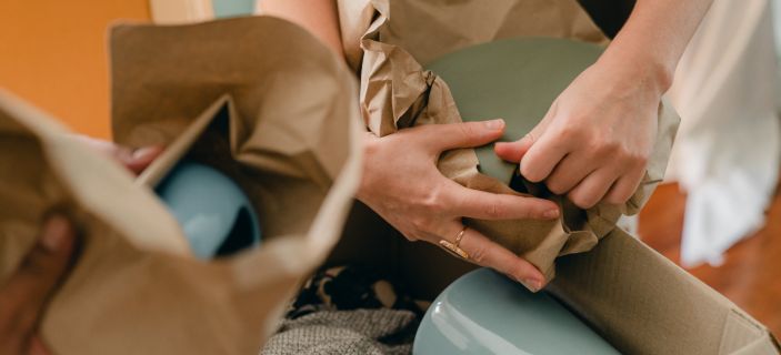 wrapping plates safely in box