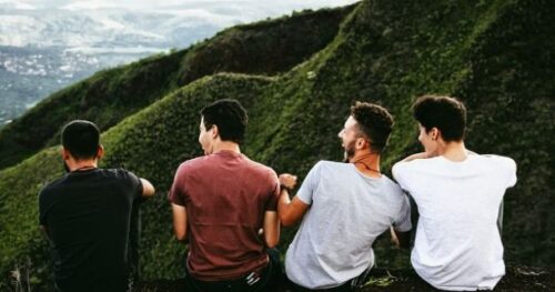 University-students-travelling-on-summer-holidays