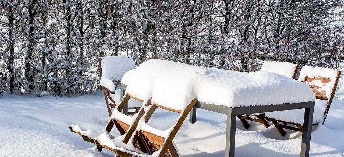 garden-table-set-snow